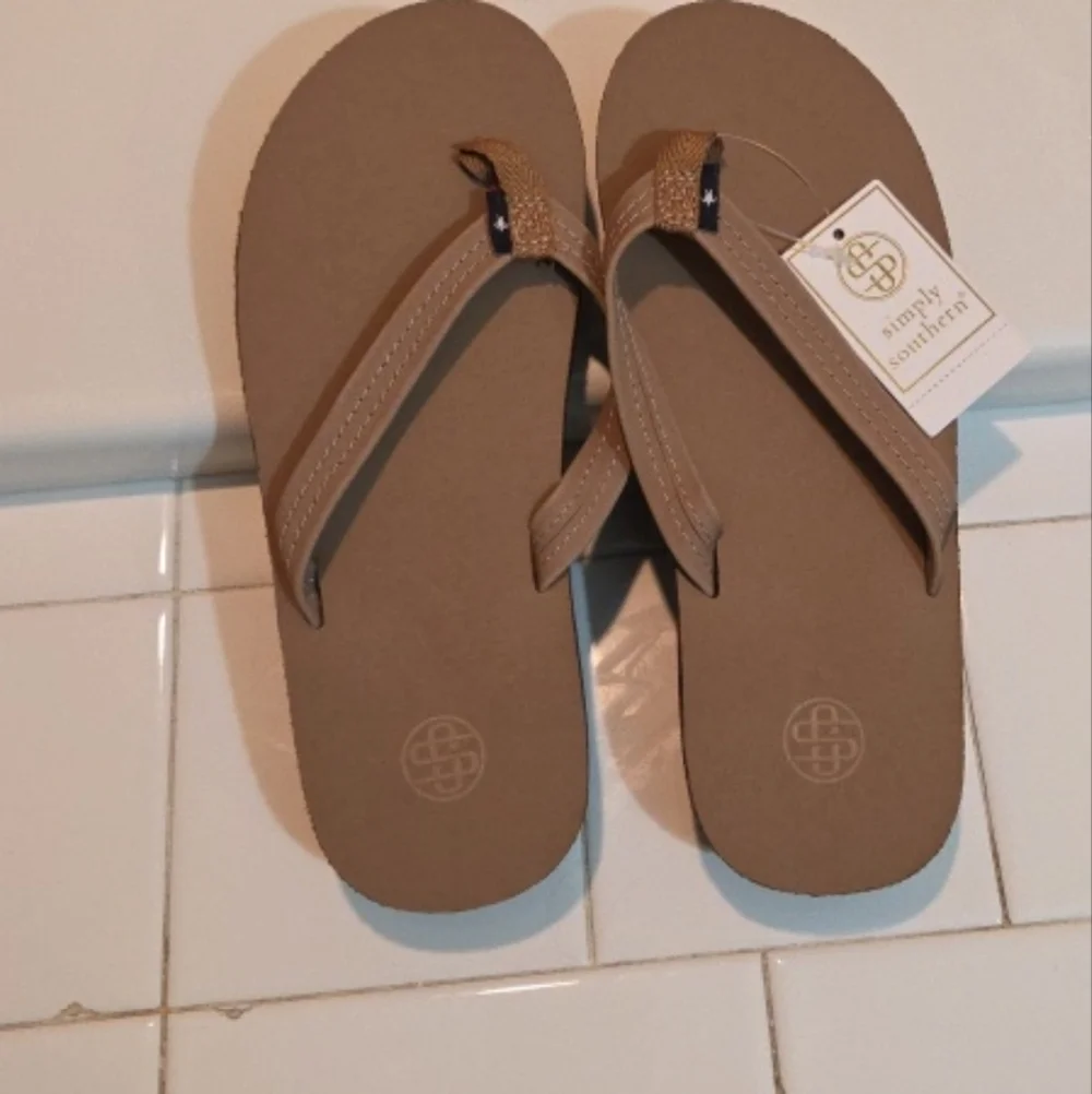 Simply Southern Womens Size S 5.5 -6.5 Leather Flip Flop Tan NWT
